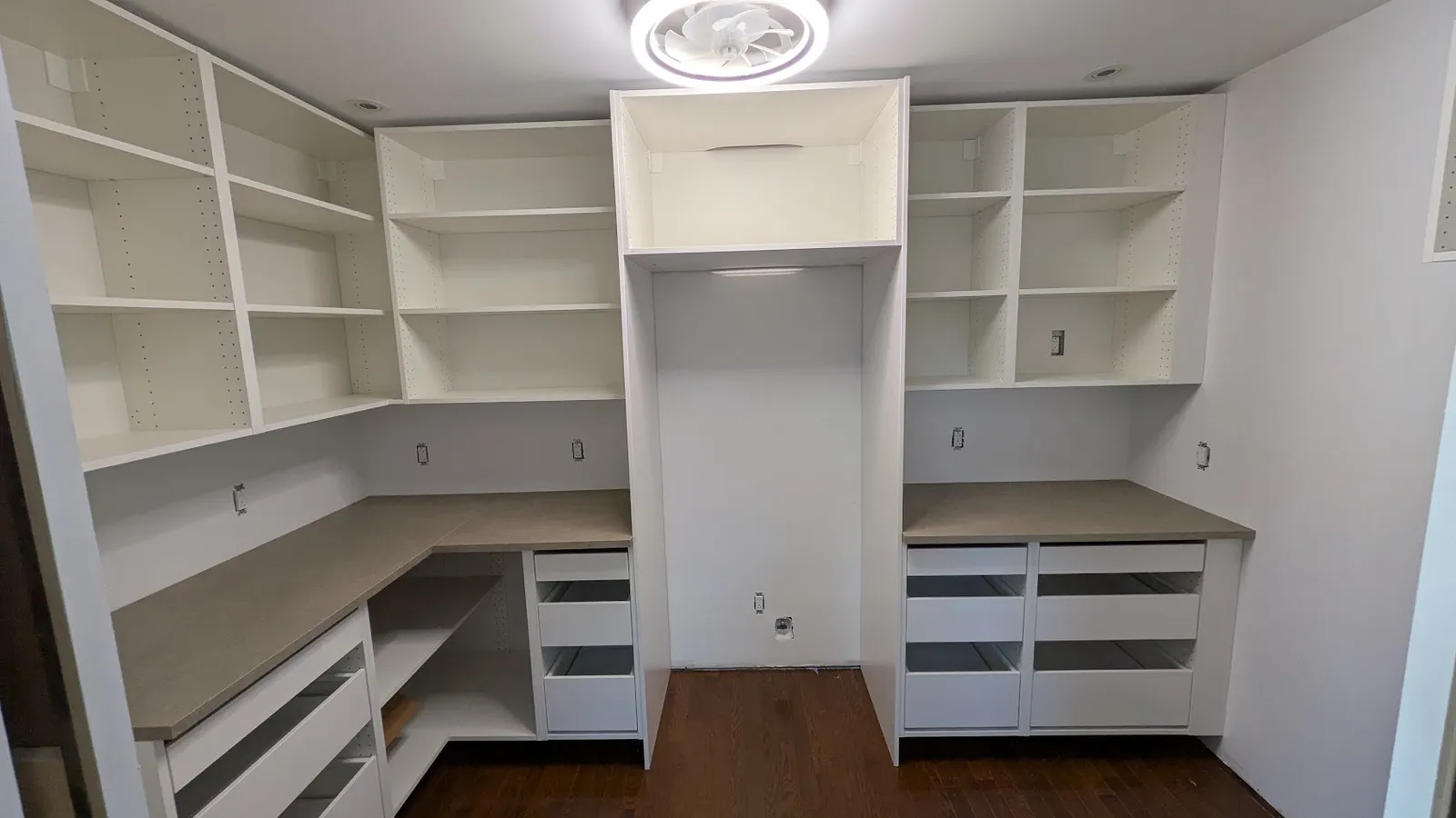 Garde-manger walk-in à Laval avec étagères ouvertes IKEA SEKTION, tiroirs et comptoir taupe
