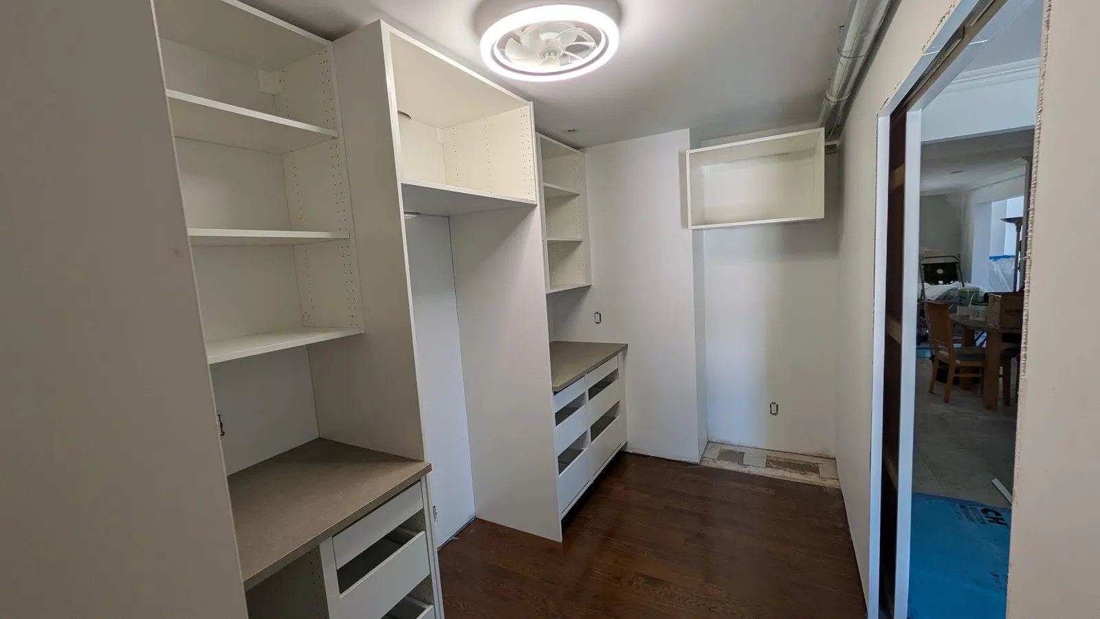 Colonne, étagères et caissons à tiroirs le long du mur d’un garde-manger walk-in à Laval