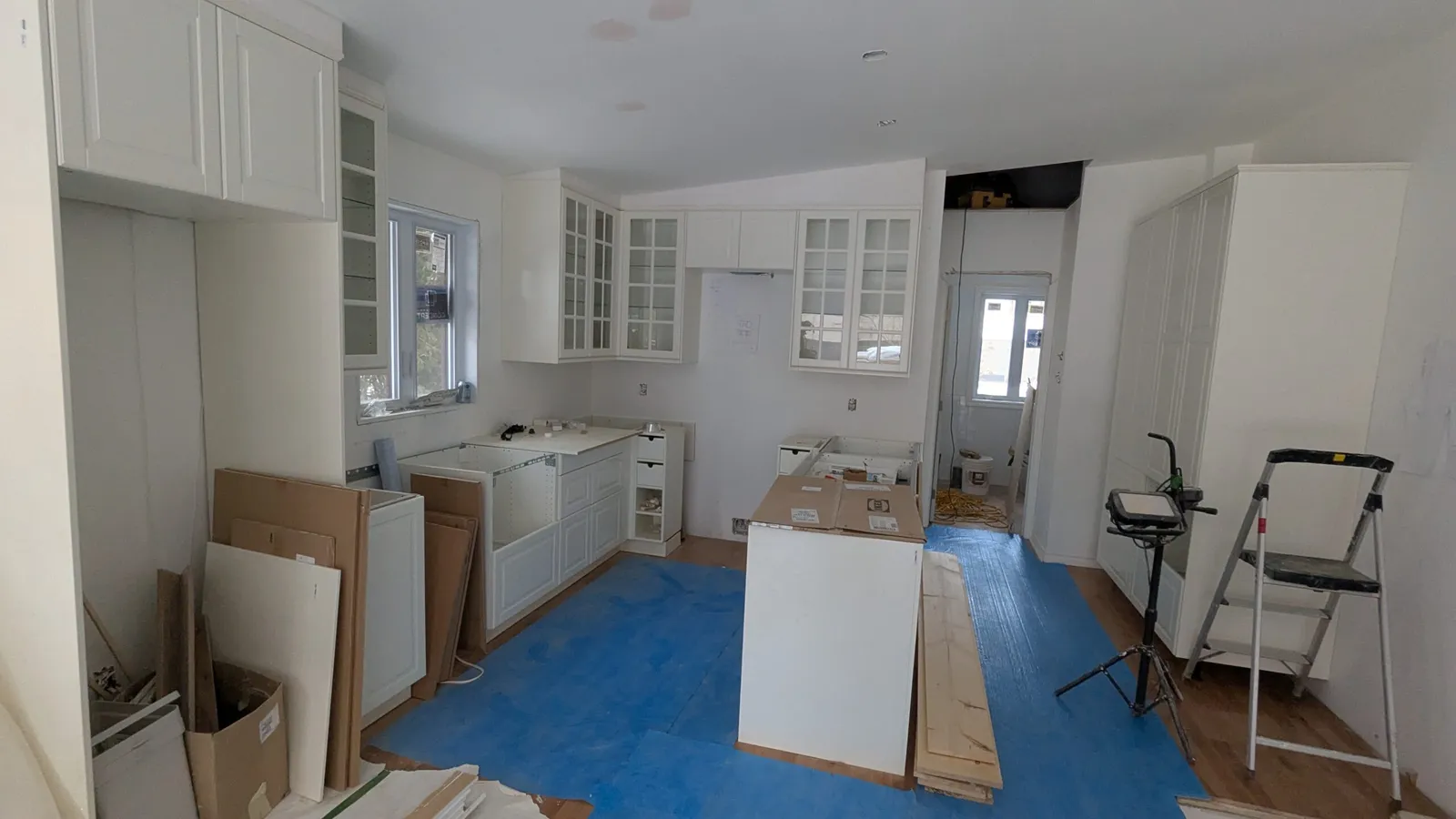 Îlot de cuisine et armoires de style shaker pendant l’installation à Deux-Montagnes